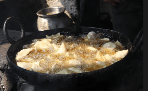 Samosas frying