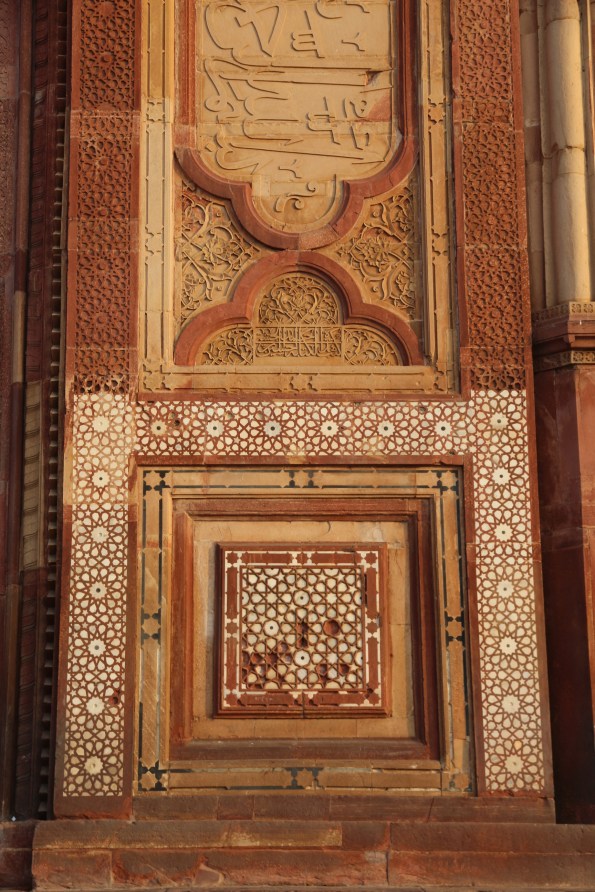 Buland Darwaza, inlay