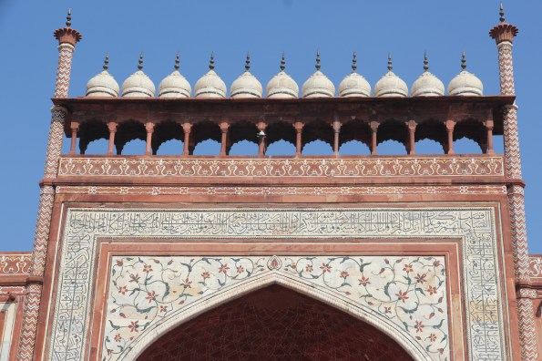 Taj Mahal, southern gate, roofline