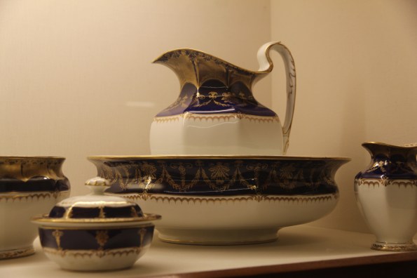 black and white washbowl set