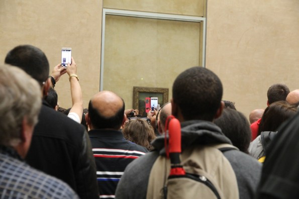 blocking the view of the Mona Lisa