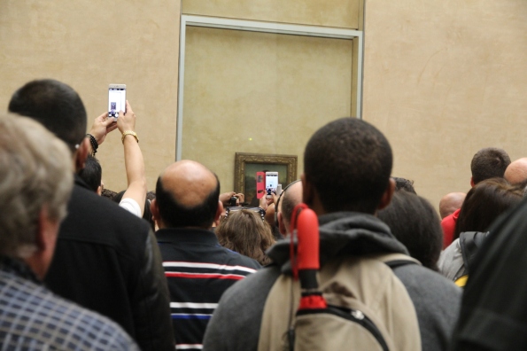 blocking the view of the Mona Lisa