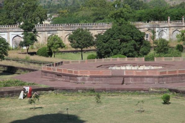 Fountain and pond at Bibi Ka Maqbara