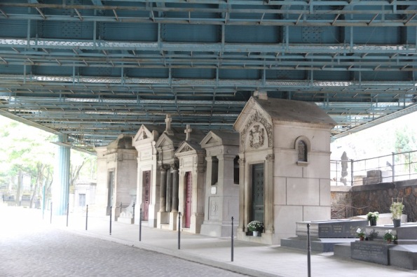 Under Rue Caulaincourt viaduct